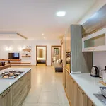 Bright,stylish 2bedroom In Village Centre