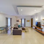 Bright,stylish 2bedroom In Village Centre