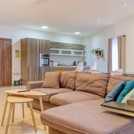 Bright,stylish 2bedroom In Village Centre *