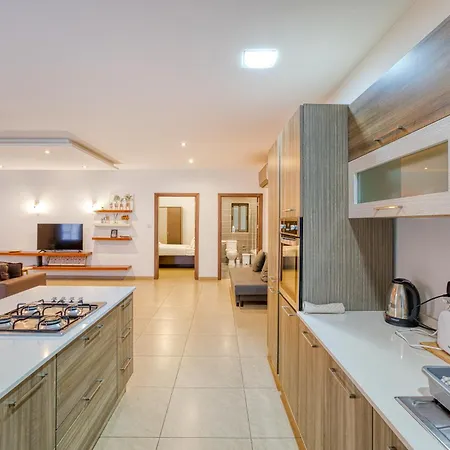 Bright,stylish 2bedroom In Village Centre