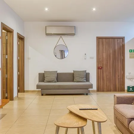 Bright,stylish 2bedroom In Village Centre *