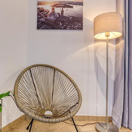 Bright,stylish 2bedroom In Village Centre Appartement *