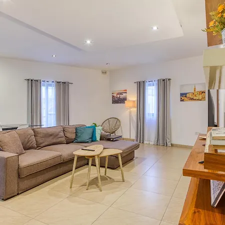 Bright,stylish 2bedroom In Village Centre *