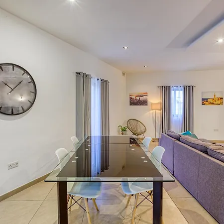 Bright,stylish 2bedroom In Village Centre Kalkara