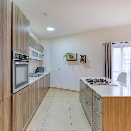 Bright,stylish 2bedroom In Village Centre