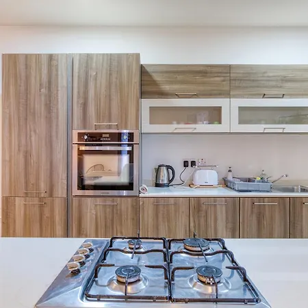 Bright,stylish 2bedroom In Village Centre *