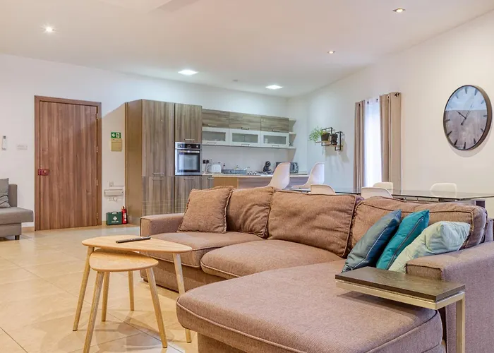 Bright,stylish 2bedroom In Village Centre *