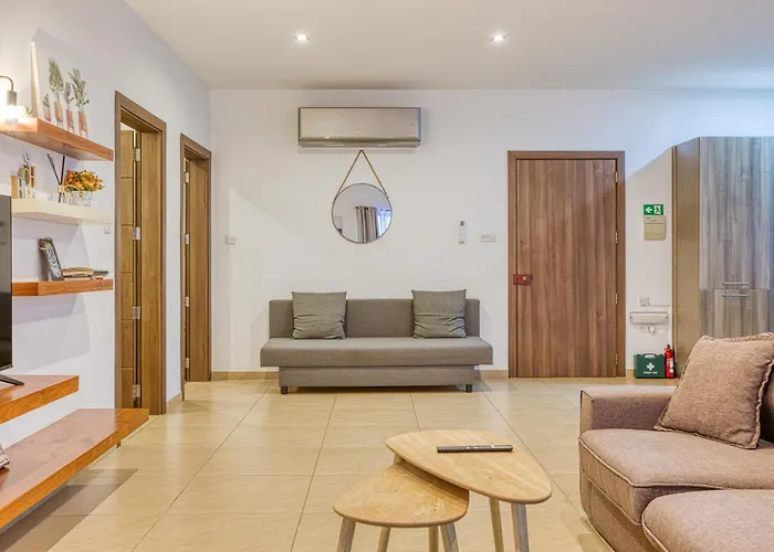 Bright,stylish 2bedroom In Village Centre *