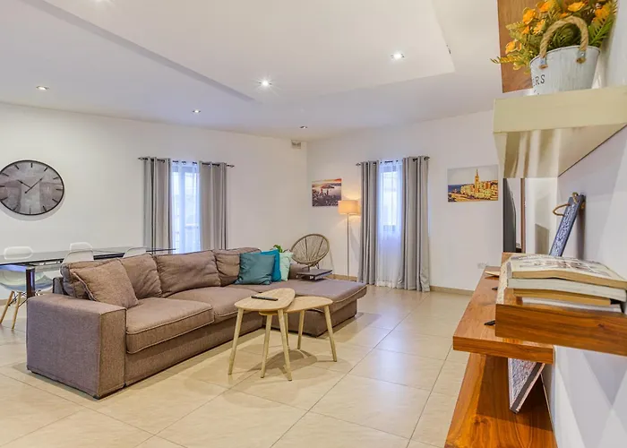 Bright,stylish 2bedroom In Village Centre *