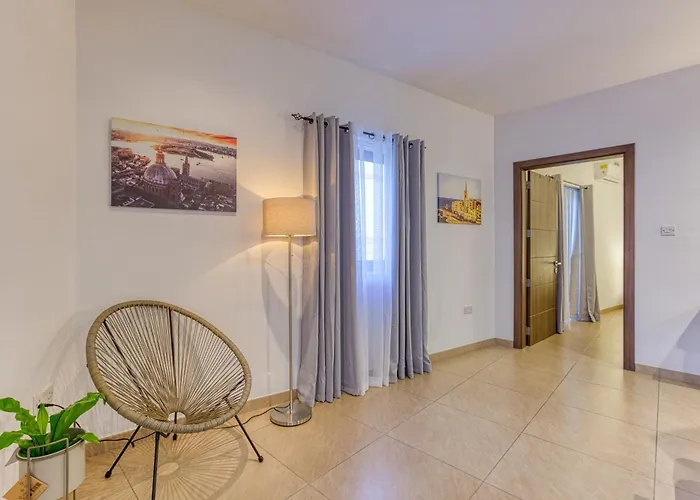 Bright,stylish 2bedroom In Village Centre