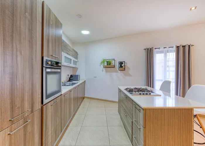 Bright,stylish 2bedroom In Village Centre