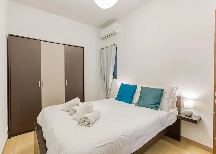 Bright,stylish 2bedroom In Village Centre *