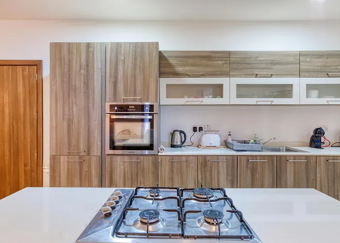 Bright,stylish 2bedroom In Village Centre *